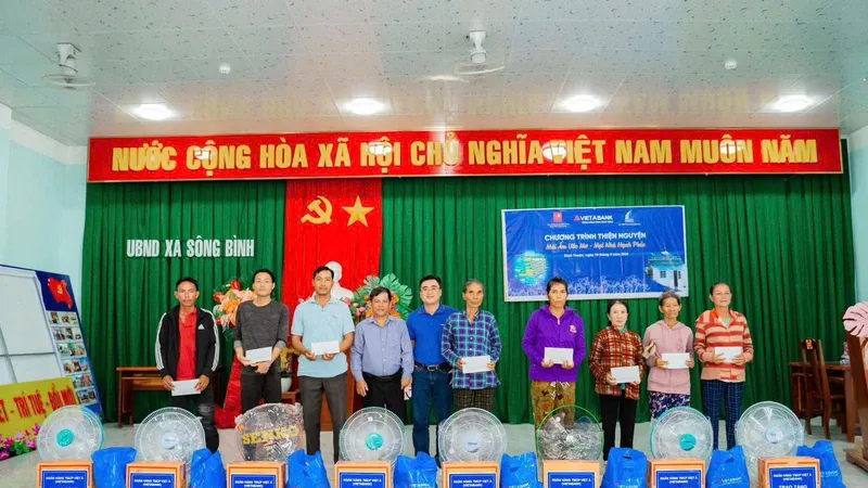 Ngân hàng Thương mại cổ phần Việt Á trao nhà cho người nghèo