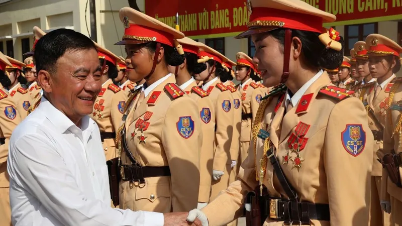Thường trực Ban Bí thư Trần Cẩm Tú thăm hỏi, động viên các cán bộ, chiến sĩ cảnh sát giao thông