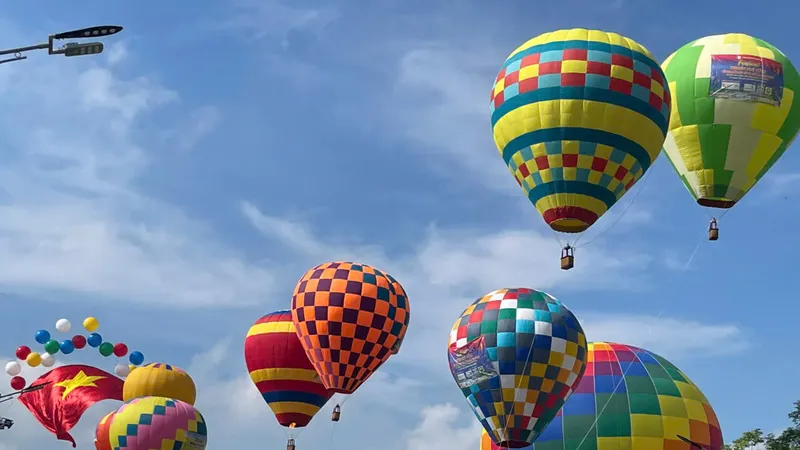 Đồng Nai: Festival khinh khí cầu thu hút hàng ngàn người đến thưởng lãm