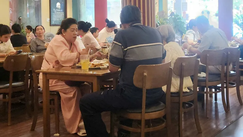 Biên Hòa: Nhà hàng chay đông khách nhân ngày ằm tháng 4