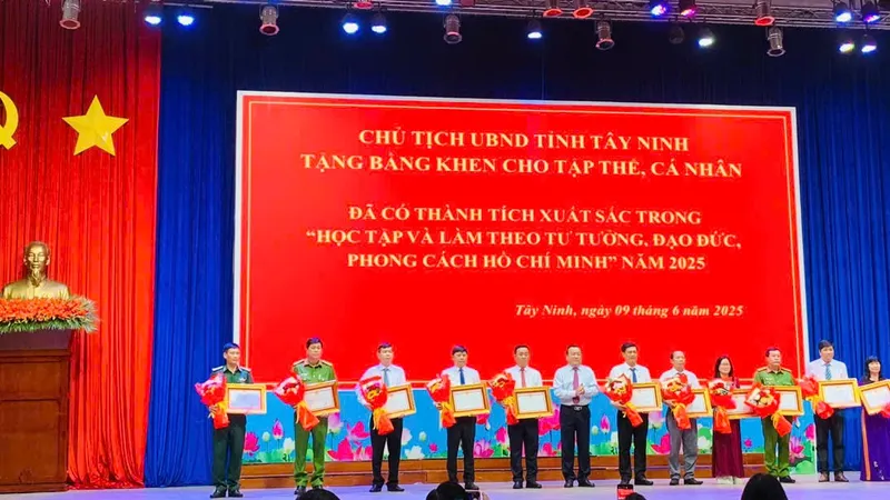 Đồng chí Phạm Hùng Thái, Phó Bí thư Thường trực Tỉnh ủy, Trưởng đoàn Đại biểu Quốc hội tỉnh Tây Ninh trao tặng Bằng khen cho các tập thể đạt thành tích xuất sắc trong học tập và làm theo tư tưởng, đạo đức, phong cách Hồ Chí Minh trong 10 năm qua