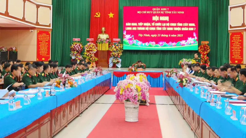 Hợp nhất Bộ CHQS tỉnh Tây Ninh và Long An: Xây dựng khu vực phòng thủ tỉnh mạnh toàn diện