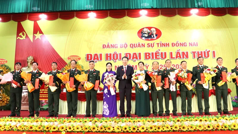 Các đại biểu tham dự đại hội nhận hoa chúc mừng