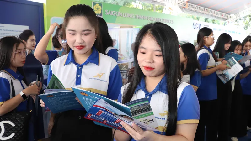 Hàng ngàn người tham gia ngày hội việc làm sân bay Long Thành