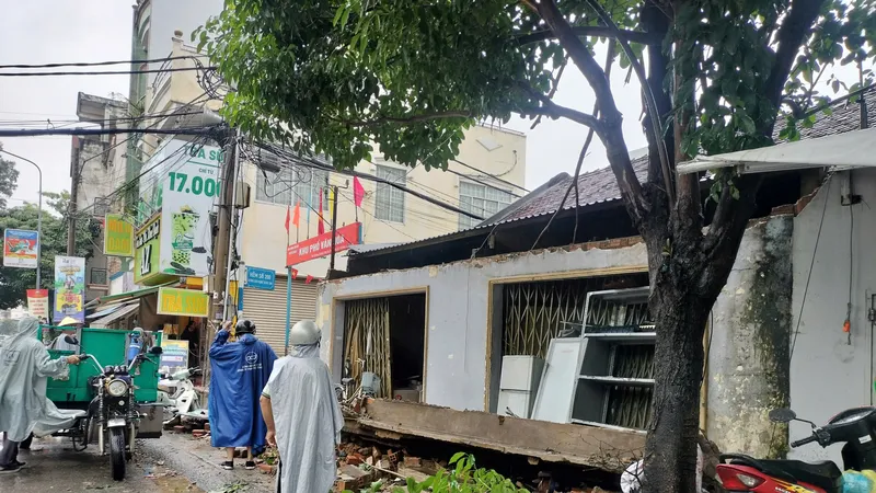 Đồng Nai: Mưa lớn làm sập mái hiên nhà dân, 1 người bị thương 