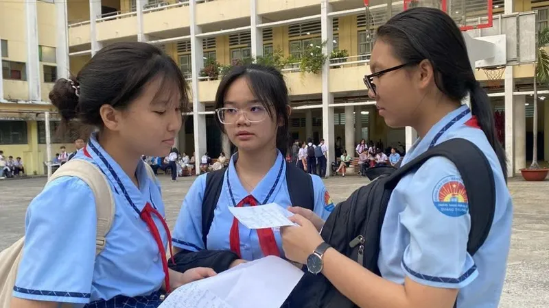 Thí sinh trao đổi trước giờ thi tại điểm thi THCS-THPT Trần Đại Nghĩa