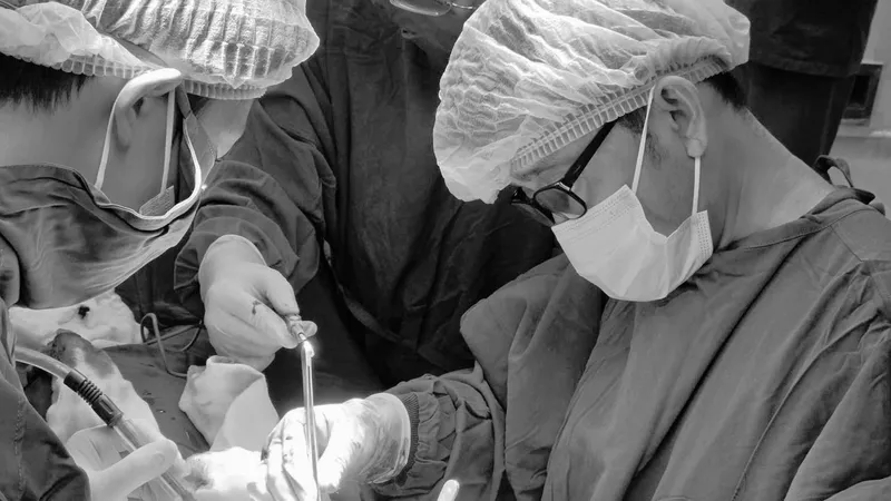Cứu sống người bệnh đứt động mạch cổ, sốc mất máu
