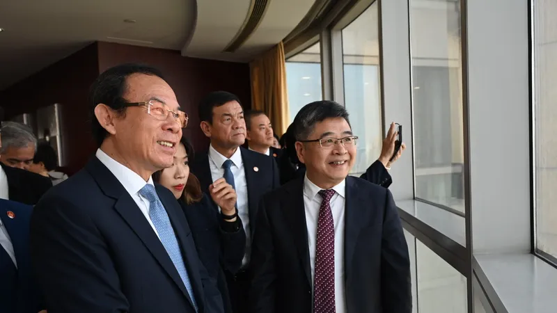 Podcast bản tin trưa 16-11: TPHCM và TP Thượng Hải trao đổi kinh nghiệm xây dựng đầu mối giao thông đô thị; Bắt được đối tượng ném bom xăng vào nhà dân khiến 2 trẻ nhỏ bỏng nặng