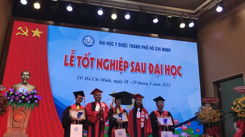 Các học viên xuất sắc nhận bằng khen và cúp lưu niệm