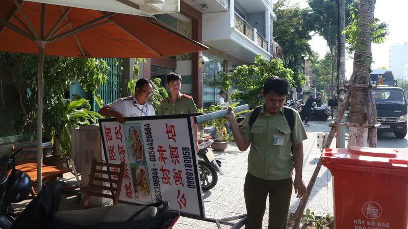 Đà Nẵng ra tay dẹp các bảng hiệu tiếng nước ngoài