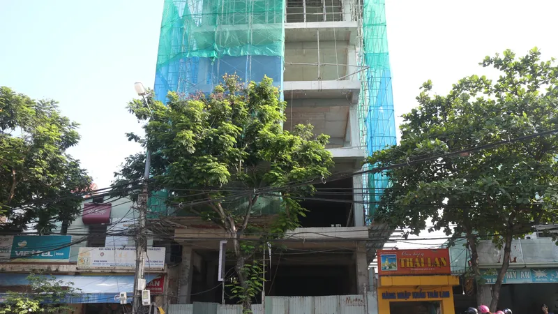 Một công nhân nguy kịch do thanh sắt dài 4m rơi trúng 