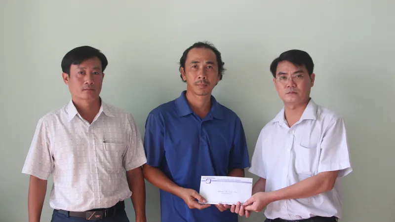 Báo SGGP trao tiền hỗ trợ gia đình chị Trần Thị Trâm Oanh 
