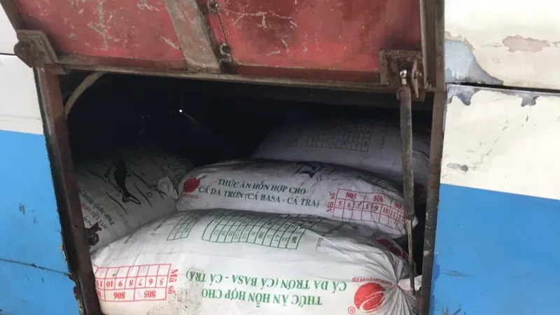 Phát hiện 4 tạ mỡ động vật không rõ nguồn gốc trên xe khách tuyến Đà Nẵng – Huế