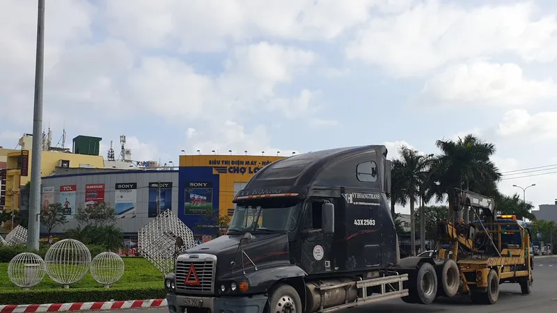 Xe đầu kéo bị hư hỏng phải dùng xe cứu hộ kéo về