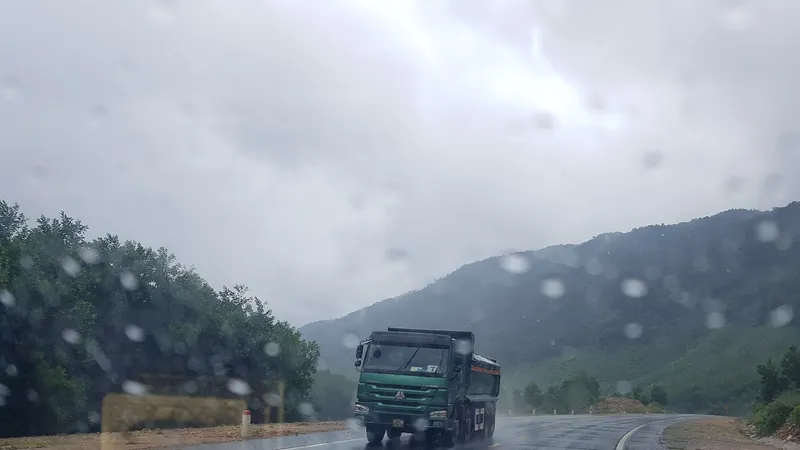 Né trạm thu phí, hàng trăm ô tô chạy vào cao tốc đang thi công
