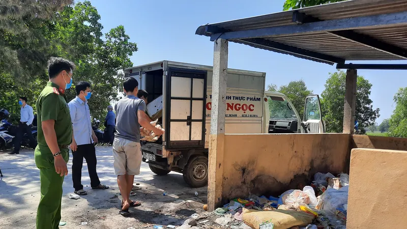 Bắt quả tang hai đối tượng đổ thực phẩm thối rữa ra môi trường