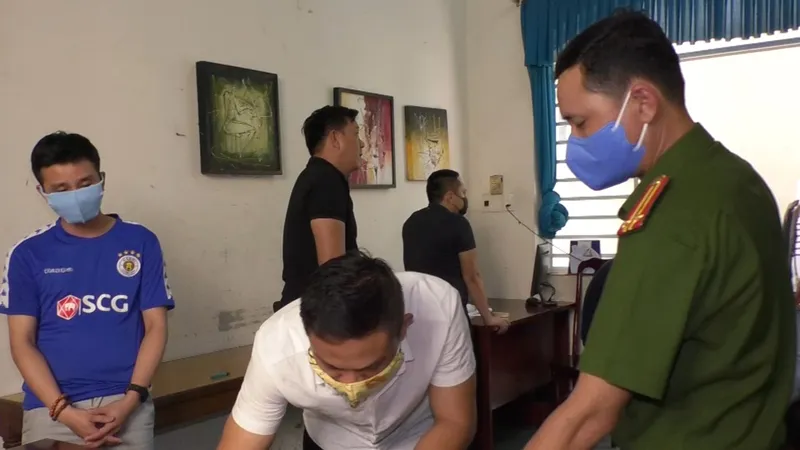 Trốn truy quét, một con bạc té lầu tử vong 