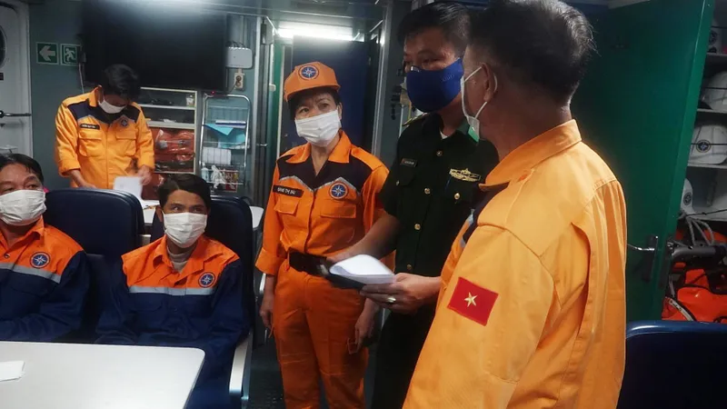 Cứu 7 ngư dân bị chìm tàu ngoài khơi tỉnh Thừa Thiên - Huế