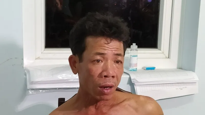 Tạm giữ đối tượng dùng dao chém công an phường