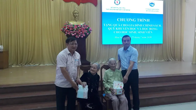 Hội đồng hương Hòa Vang tại TPHCM tặng gần 400 triệu cho gia đình chính sách, quỹ khuyến học