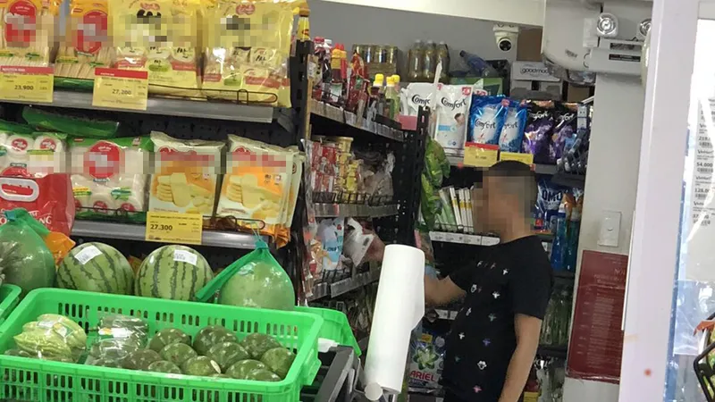 Người bôi nước bọt lên hàng hóa là người bị bệnh tâm thần vừa xuất viện