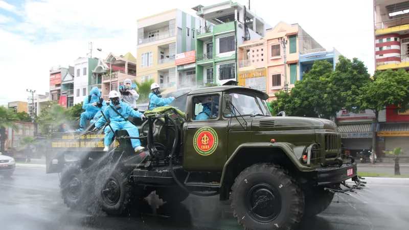 Lực lượng quân đội phun khử khuẩn trên tuyến đường Ngô Quyền. Ảnh: NGUYỄN CƯỜNG
