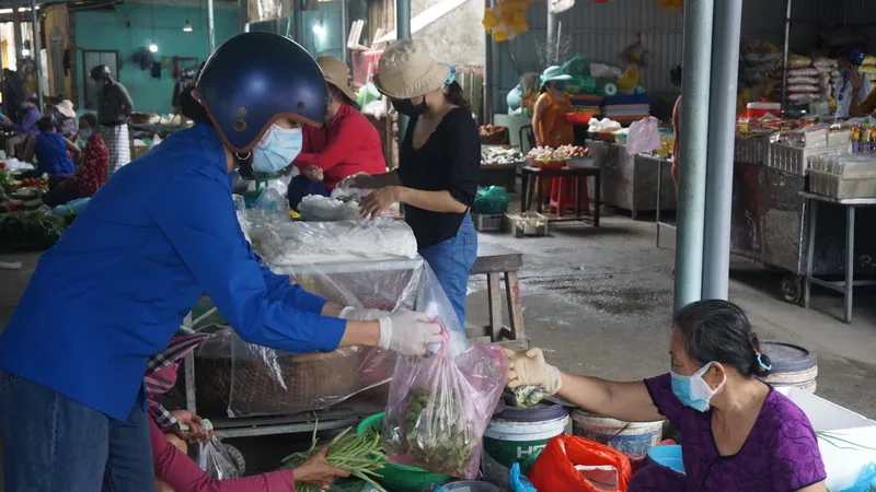 Đà Nẵng: Đi chợ giúp người dân đang cách ly vì Covid-19