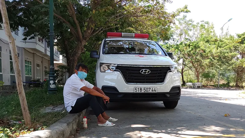 Ông Đoàn Ngọc Hải ngồi chờ chở bệnh nhân nghèo về nhà tại Bệnh viện Ung bứu Đà Nẵng. Ảnh: NGUYỄN CƯỜNG