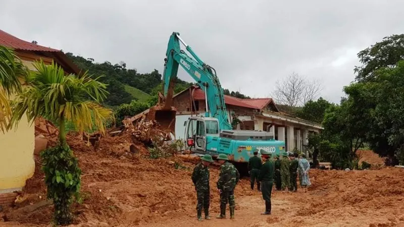 Lực lượng chức năng đang nỗ lực tìm kiếm, cứu hộ.
