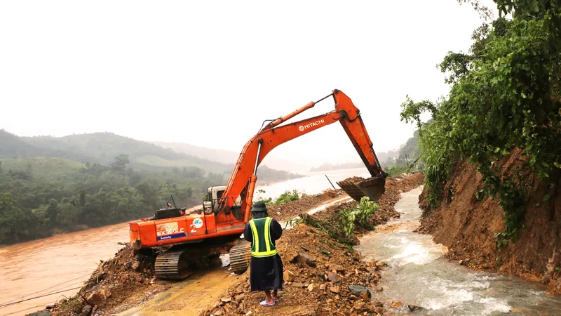 Sử dụng trực thăng thả 1,5 tấn hàng cứu trợ cho xã bị cô lập ở Quảng Trị
