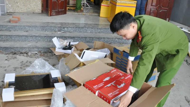 Công an quận Ngũ Hành Sơn kiểm tra các thùng hàng chứa linh kiện điện tử không rõ nguồn gốc, xuất xứ. Ảnh: NGUYỄN CƯỜNG