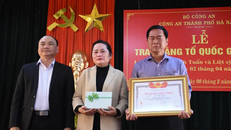 Trao bằng "Tổ quốc ghi công" cho thân nhân hai đồng chí công an hy sinh khi làm nhiệm vụ