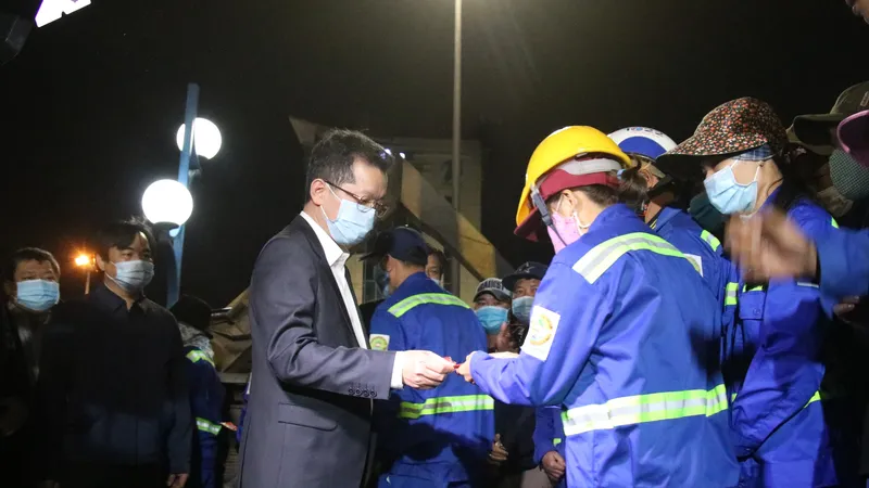 Lãnh đạo TP Đà Nẵng thăm và chúc tết các đơn vị trong đêm giao thừa