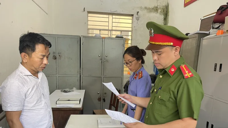 Cơ quan công an đọc quyết định bắt tạm giam đối với Mai Xuân Công