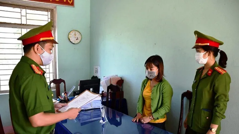 Cơ quan công an đọc lệnh bắt tạm giam đối với đối tượng Phạm Thị Ngọc Tuyến