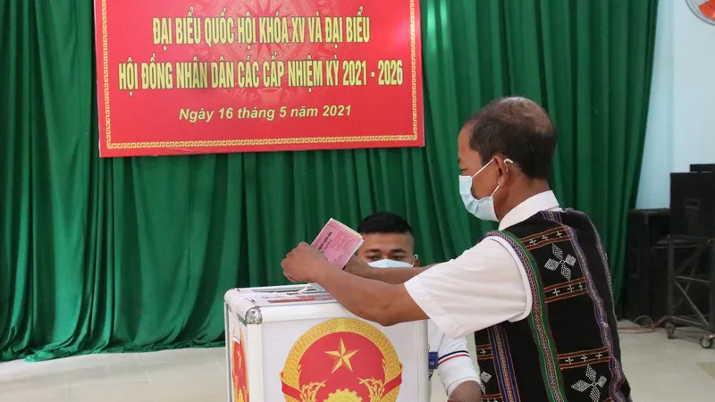 Già Zơrâm Plênh bỏ phiếu bầu sau khi chọn được đại biểu Quốc hội và HĐND các cấp mà mình tin tưởng