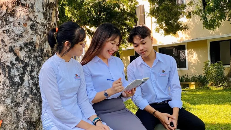 Quang được thầy cô, bạn bè nhận xét là một người cần cù, siêng học hỏi và hòa đồng với mọi người