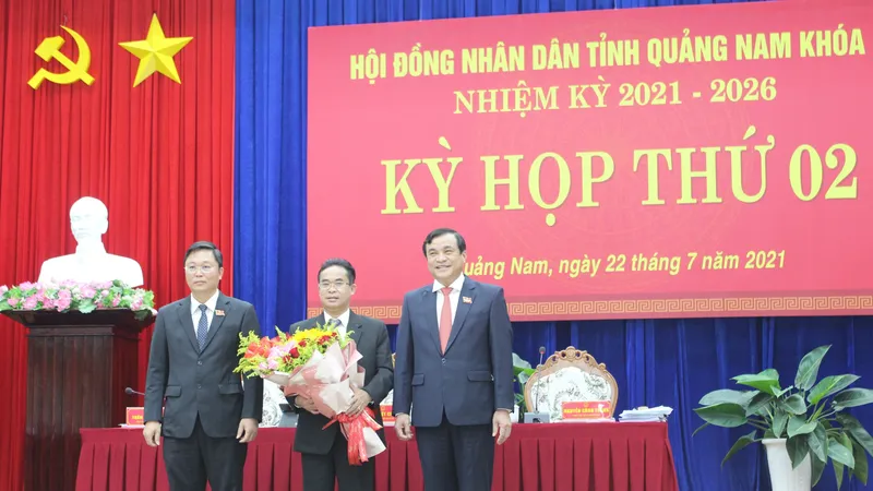Ông Trần Anh Tuấn (đứng giữa) được bầu giữ chức vụ Phó Chủ tịch UBND tỉnh Quảng Nam nhiệm kỳ 2021-2026