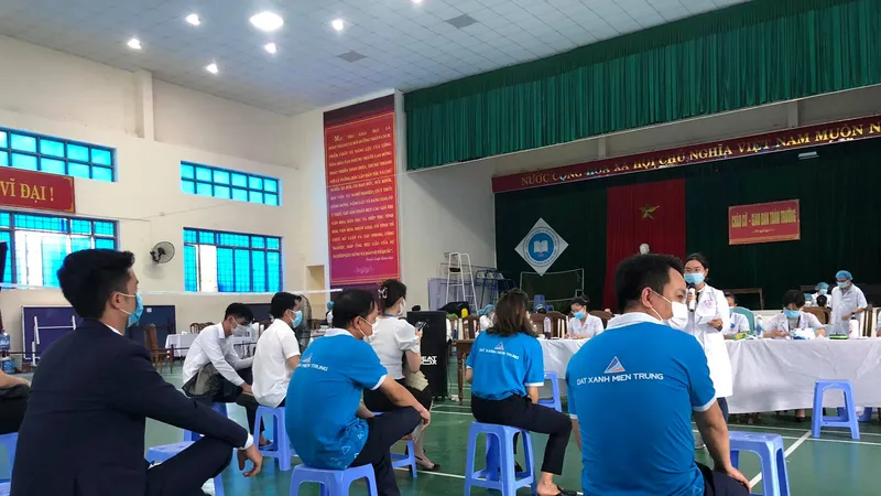 Một buổi tiêm vaccine đợt 3 tại tỉnh Quảng Nam cho các doanh nghiệp, đơn vị. 