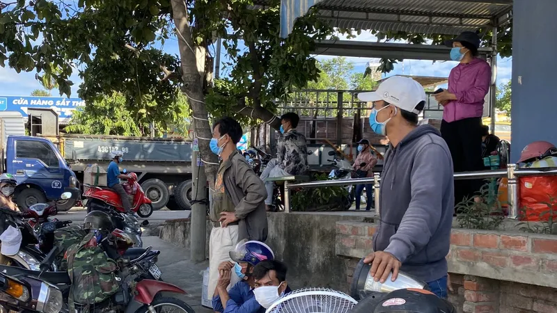 Nhiều người lựa chọn ở lại các ngôi nhà ở chốt kiểm dịch để chờ được đón về do không thể quay lại nơi ở cũ