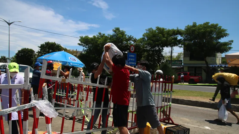 Người dân chỉ được đứng tại chốt để giao nhận hàng, tuyệt đối không được sang địa phận TP Đà Nẵng