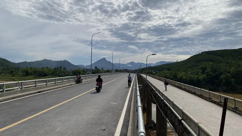Cầu Nông Sơn mới có tổng mức đầu tư 128 tỷ đồng được xây dựng bên cạnh cầu cũ đã xuống cấp