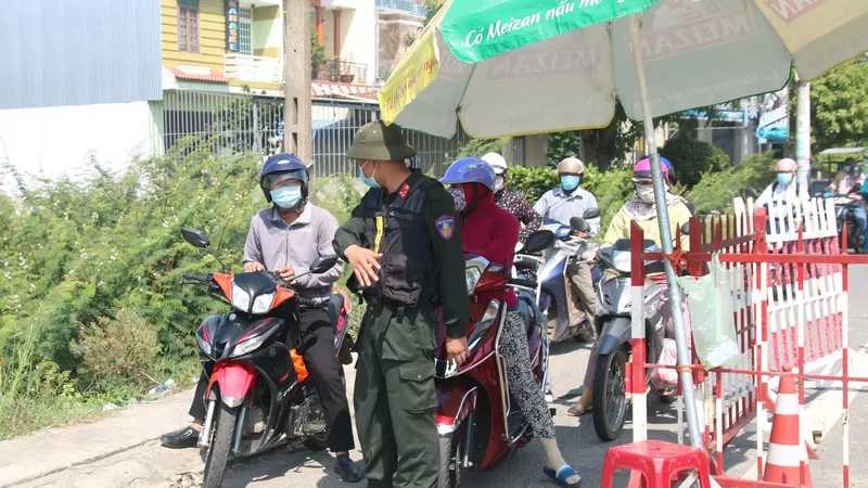 Nhiều người dân được lực lượng chức năng yêu cầu quay trở lại TP Đà Nẵng do không có giấy chứng nhận âm tính với SARS-CoV-2