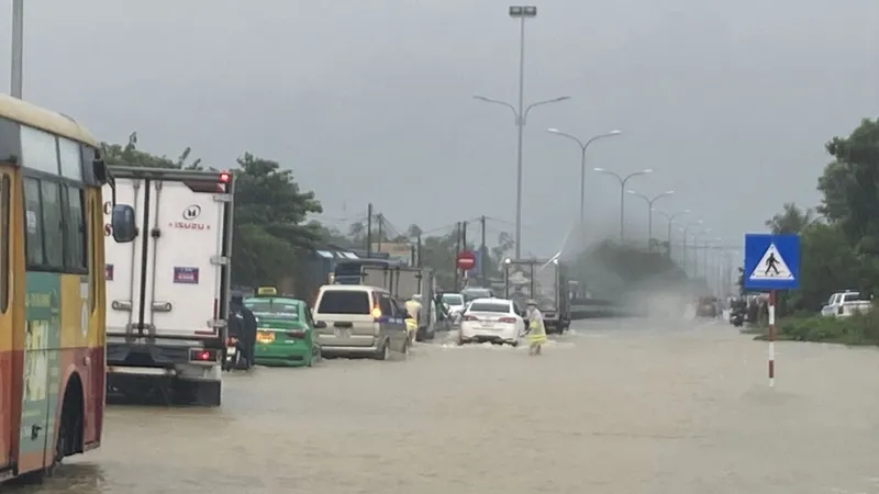 Nước ngập sâu một đoạn gần 100m trên tuyến Quốc lộ 1A tại huyện Phú Ninh (tỉnh Quảng Nam) khiến giao thông gặp khó khăn. Ảnh: NGUYỄN CƯỜNG