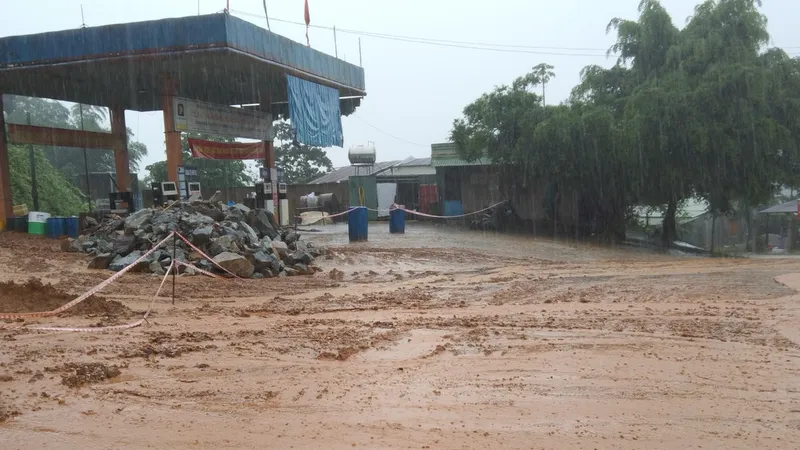 Sạt lở xảy ra ngay tại trung tâm xã Trà Mai (huyện Nam Trà My, tỉnh Quảng Nam)