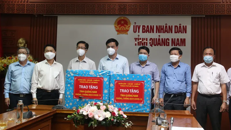 TPHCM trao tặng trang thiết bị phòng chống dịch cho tỉnh Quảng Nam