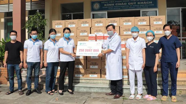 Trao tặng 1.000 phần quà cho người dân tỉnh Quảng Nam và Quảng Ngãi
