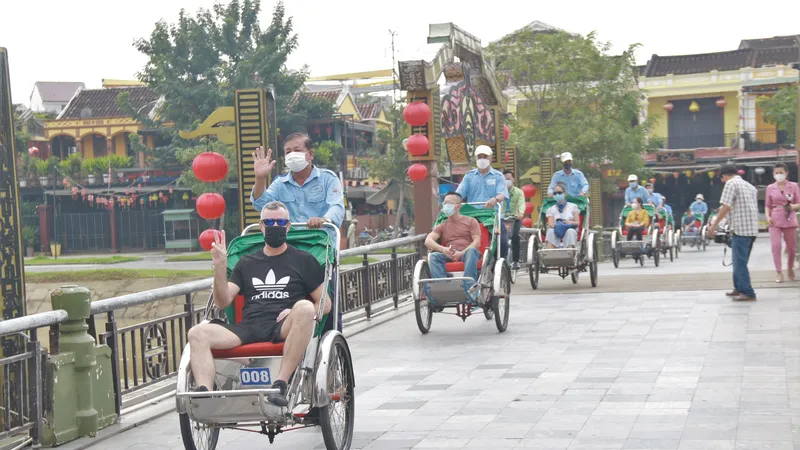 Đoàn du khách đầu tiên đến Quảng Nam sau khi được cho phép thí điểm đón khách quốc tế vào tháng 11 vừa qua. Ảnh: NGUYỄN CƯỜNG 