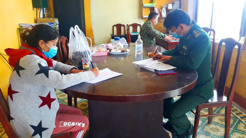 Bà H. tường trình sự việc với Đồn Biên phòng Cửa Đại 