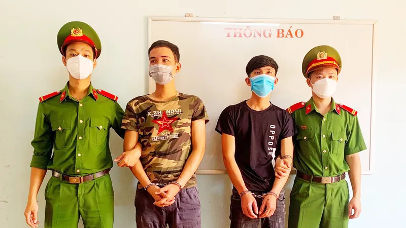 Hai đối tượng Thủy Thành Truyền và Mai Văn Huy tại cơ quan công an. Ảnh: CACC